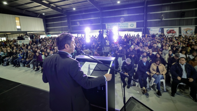 Kicillof entregó kits educativos en Moreno: "Un Estado que garantice la igualdad de oportunidades"